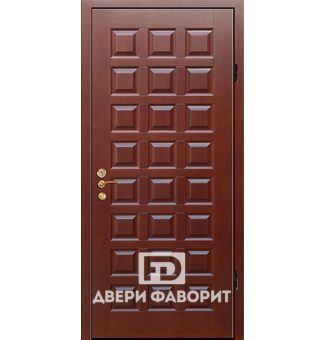 металлическая входная дверь, снаружи отделка массив дерева, внутри ламинат