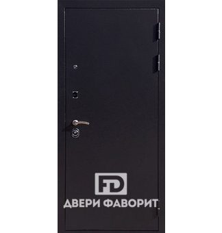 дверь металлическая усилена тремя петлями и окрашена цинкогрунтом