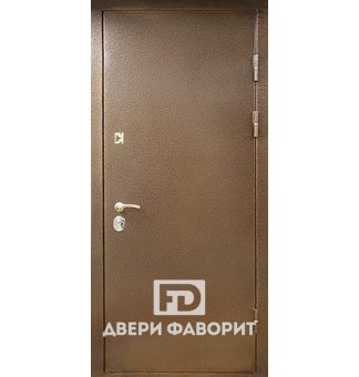 металлическая дверь окрашена коричневым цинкогрунтом