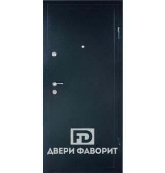 дверь металлическая покрашена цинкогрунтом чёрного цвета