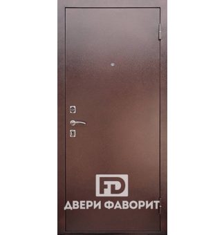 дверь металлическая покрашена коричневым цинкогрунтом