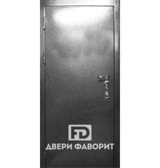 металлическая дверь с тремя петлями окрашена цинкогрунтом