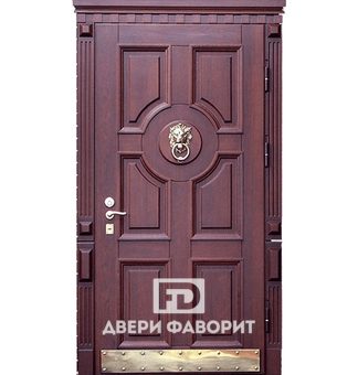 Парадная дверь с декоративной стучалкой и отбойником